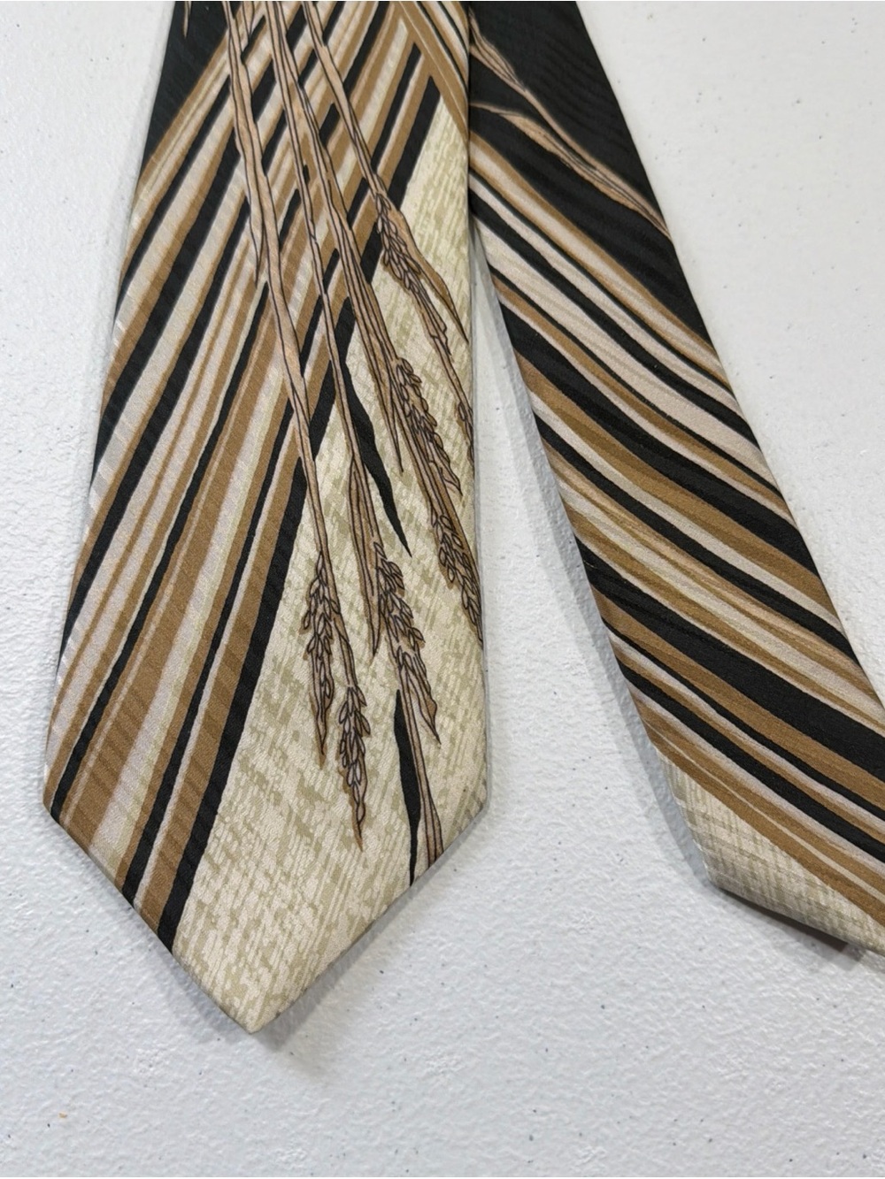 GUY LAROCHE Silk tie Made in France Brown & Black W/ Wheat Design 56”x3.5”